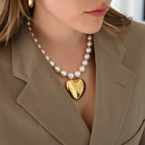THE MV SIGNATURE LARGE HEART PENDANT NECKLACE IN GOLD